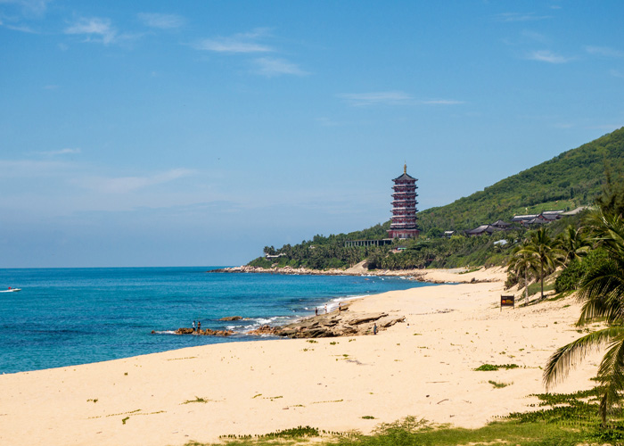 发布时间:2014-08-29 椰林、海风、沙滩、帆影看海天一色,烟波浩瀚,上帝遗落在凡间的天堂美丽的鹿城三亚,梦想中的天堂。8月20日至24日,南京分公司管理团队在总经理史琦梁的带领下,在海南最南端的美丽三亚,度过了5天浪漫之旅。大家畅游了亚龙湾沙滩、热带天堂森林公园、南山文化旅游区、海角天涯、蜈支洲岛、大东海国家旅游度假区等;还领略了宋城演艺品牌系列演出、声名远播、极度震撼的《三亚千古情》。虽然只有短短的几天,却让三亚这个历史悠久、现代浪漫的热带滨海小城,在我们心底留下了深刻的印象。